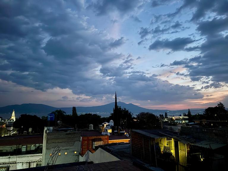 Ajijic Centro with lakeview terrace, AC & walkable - Chambres d'hôtes Ajijic