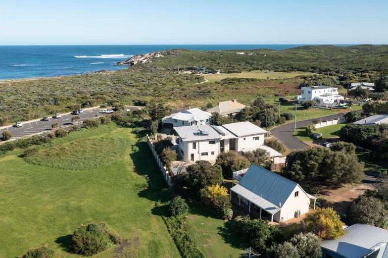 Ocean View walk to the beach & Surfers Point - Margaret River Properties - Bed and Breakfast Parryville