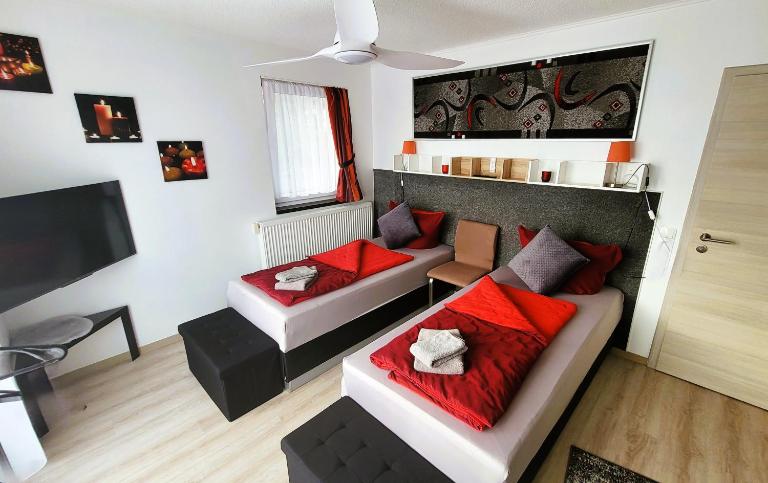 APARTMENTHAUS "AM KORNFELD" - 10 Gästewohnungen mit 1-3 Schlafzimmern, 40 Betten, Raucherbalkon, Reinigungs- & Wäscheservice, Grillgarten, Parkplatz - B&B Lünen