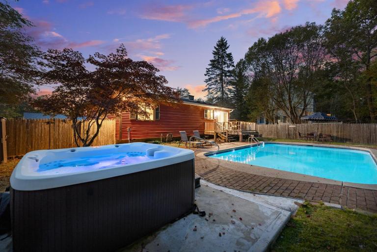 Lakeview 3 BD2 Full Bath- Hot Tub, Seasonal Pool, FirePit and Fenced Yard - Chambres d'hôtes Tobyhanna