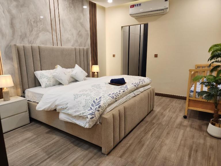 Standard apartments with UPS, across Giga Mall, Pool included - Bed and Breakfast Islamabad