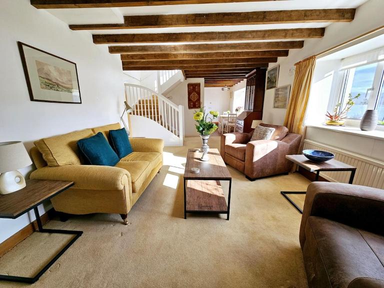 Fabulous Lochside Home with Incredible Views - B&B Lochcarron