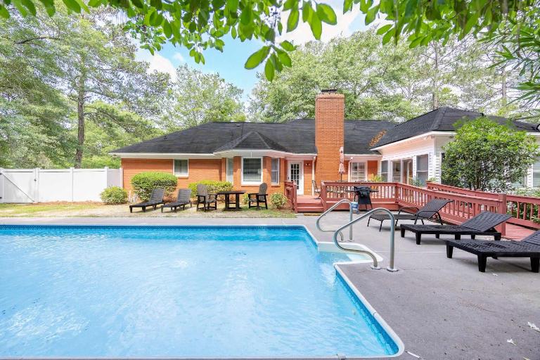 Market District Pool House - Bed and Breakfast Statesboro