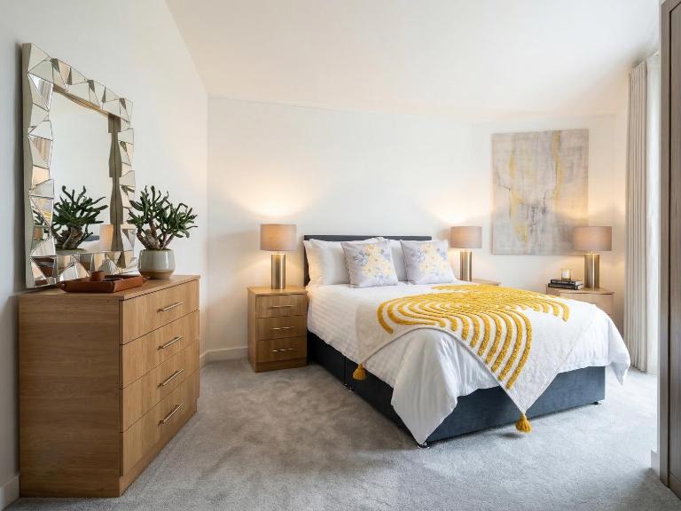 4beds, 2 bedrooms Contractor,Parking - B&B Bradford
