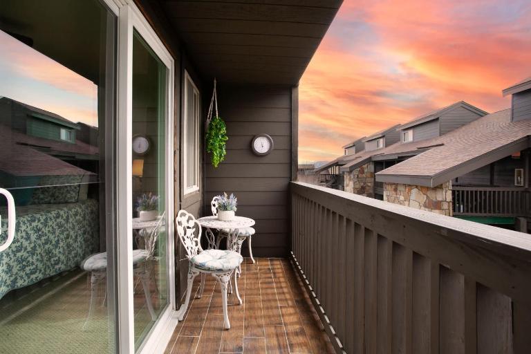 Cozy Escape w Balcony Mtn Views & Resort Perks - B&B Gatlinburg