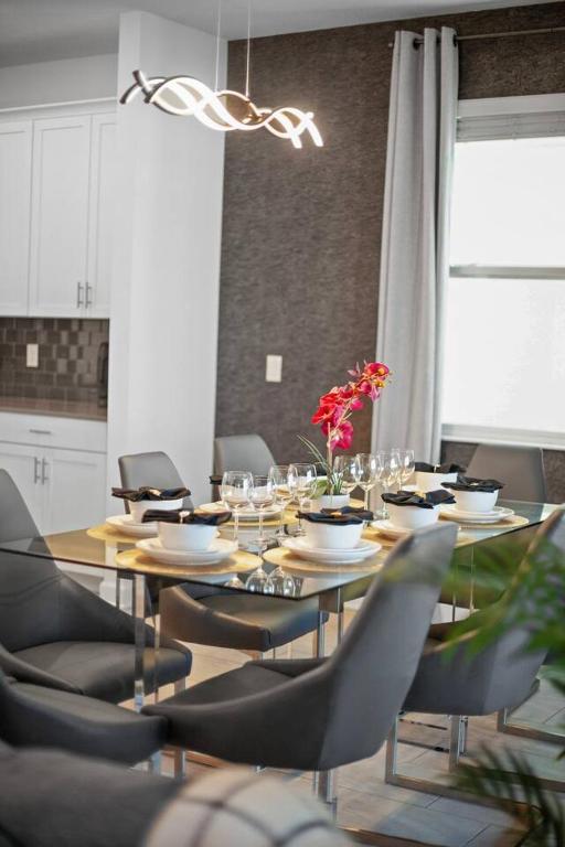 20 min to disney | Pool & Hot Tub | Sleeps 15 - Ferienwohnung Kissimmee