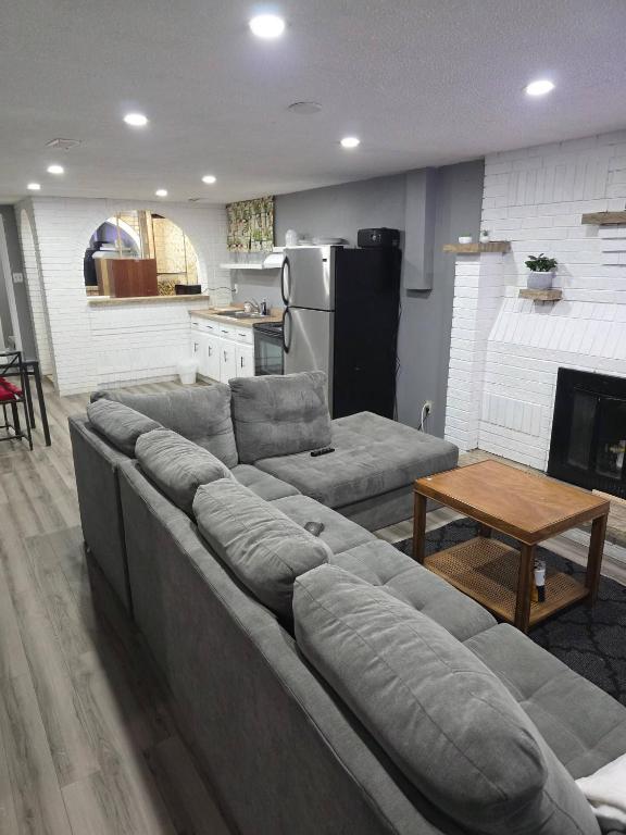 Bright Cozy 2-Bedroom Main Floor Suite - Chambres d'hôtes Brampton