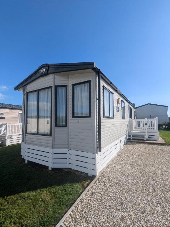 Beautifully presented, pet-friendly Caravan sited on the peaceful Durdle Door Holiday Park - B&B Wareham