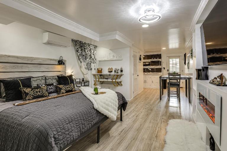 Oasis Hideaway Apt w/ Rainforest Shower! - B&B Baltimore