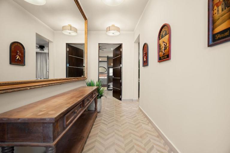 Condado Modern Haven, 3-Bedroom Beach Escape - Bed and Breakfast San Juan