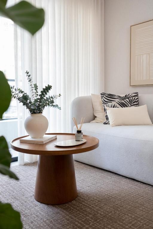 Modern 2BR in Miraflores, Pool, Walk to Larcomar - Ferienwohnung Lima
