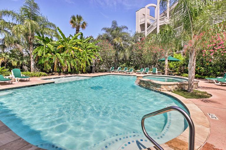 Unwind Poolside, Walk to Gulf! Galveston Getaway - B&B Galveston