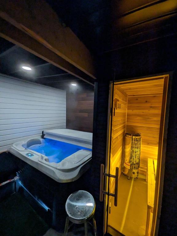 The Comfort Zone- Entire Private 1-bed Basement apt, Sauna, Hot Tub, 8 min Subway - Ferienwohnung Toronto