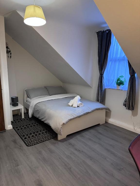 Loft Studio with Private Ensuite Bathroom and Kitchenette - B&B Luton