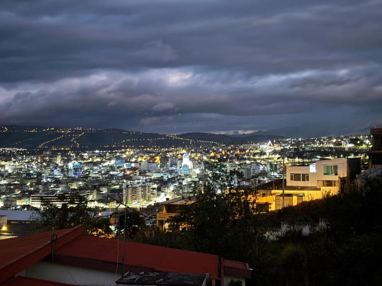 Domina la ciudad desde nuestros departamentos - Chambres d'hôtes Ambato