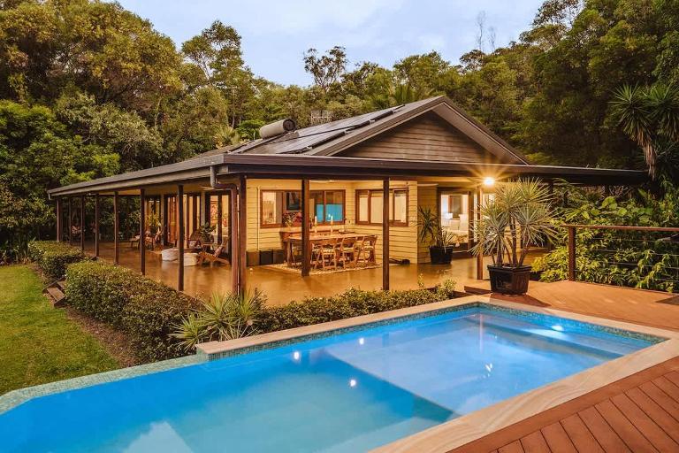 Pet Friendly Port Douglas Acreage w Pool and Coral Sea Views - Bed and Breakfast Craiglie