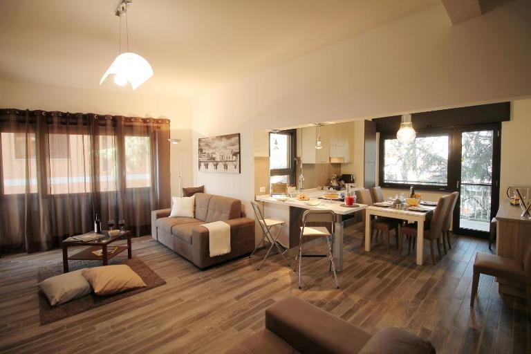 Eur Bright Spacious Terraced Apartment with private parking only for Small Cars - Ferienwohnung Rom