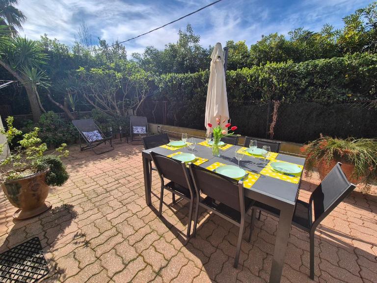 Bel appartement avec jardin à seulement 50 m de la plage et de Sanary, climatisé, 6 couchages - Chambres d'hôtes Six-Fours-les-Plages