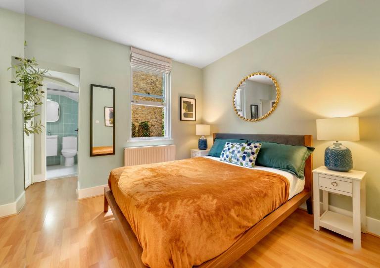 Shoreditch Zone 1 Gem with 1Gbps Wi-Fi & Workspace - Bed and Breakfast Londen