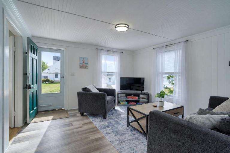 Coastal Gem - Charming 3BR Home, Steps to Beach! - B&B Warwick