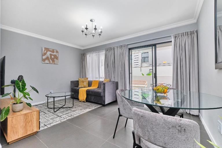 Cozy 1-Bed Sandton Retreat - Workspace & Patio - Bed and Breakfast Johannesburg