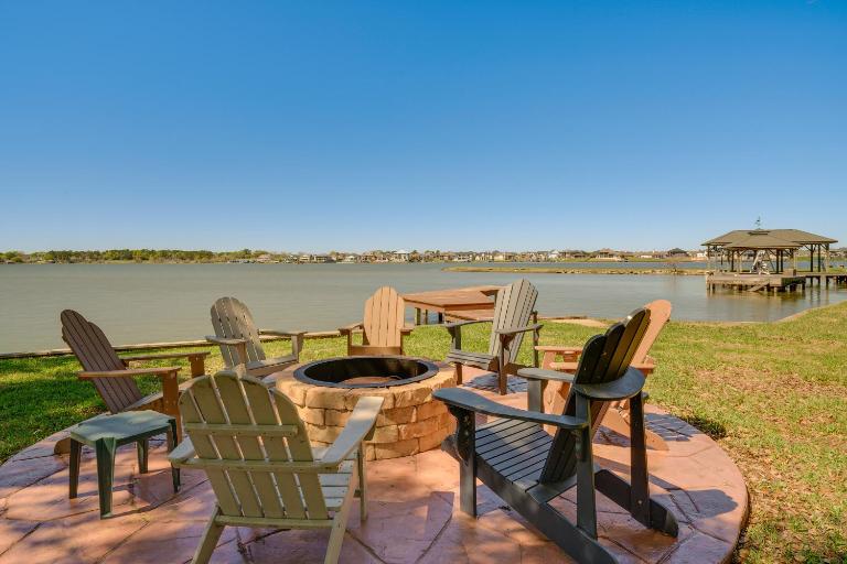 Modern Lake Conroe House w/ Lakefront Park & Deck! - B&B Willis