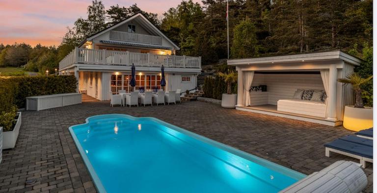 Spacious villa with heated pool and stunning view - Bed and Breakfast Tokenes
