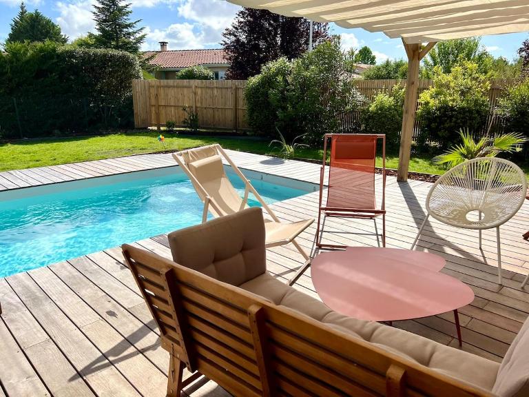 Villa rénovée au calme, piscine chauffée et jardin - Bisca - B&B Biscarrosse