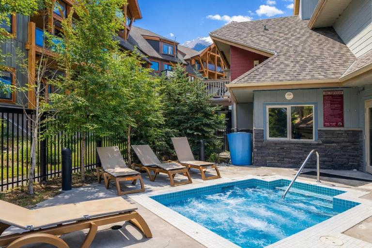 Alpine Vista - Family Fun Pool & Hot Tub - B&B Canmore