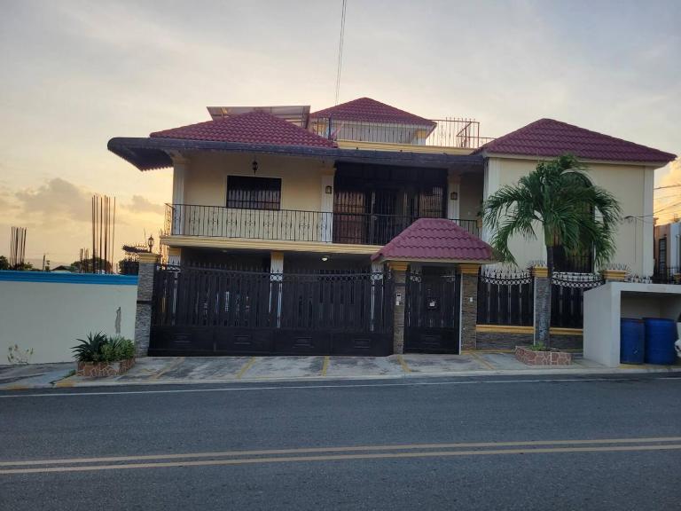 Three Bed Room Next to Colinas Mall near monumento - B&B Bartola