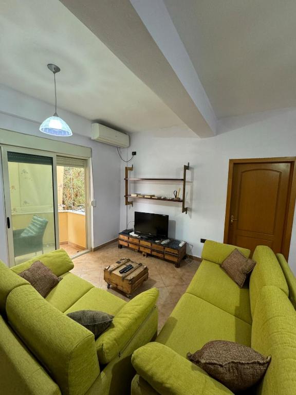 Beachfront Apartment , 1-Min Walk to Sea - Chambres d'hôtes Golem
