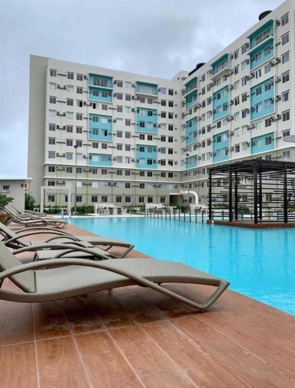Central Dumaguete Mountain View Studio in Marina- 300Mbps WiFi, Pool, Gym - B&B Dumaguete
