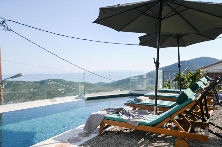 Tepeleni, Parga Apts with Pool - Bed and Breakfast Agiá