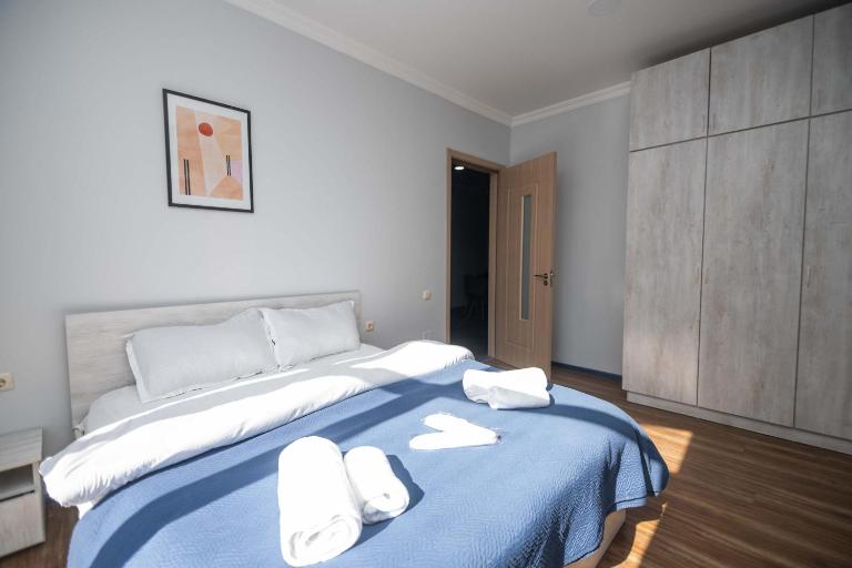 2BR Apartment - 5 Min to Boulevard - by WeHost - Chambres d'hôtes Batoumi