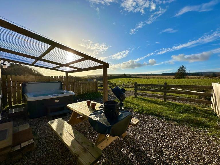Forest View Cottage - Private Hot Tub - B&B Ballynameen