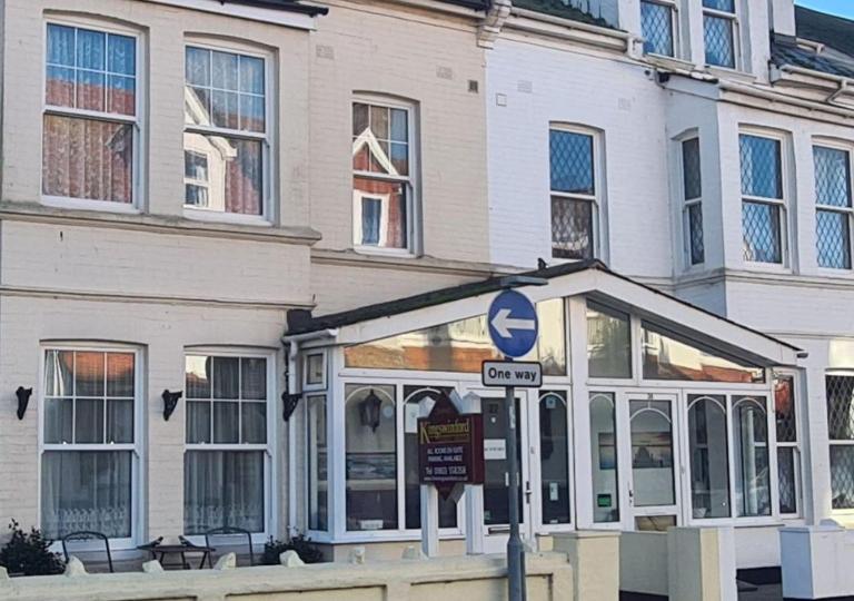 Kingswinford Guest House with Free Parking - Ferienwohnung Paignton