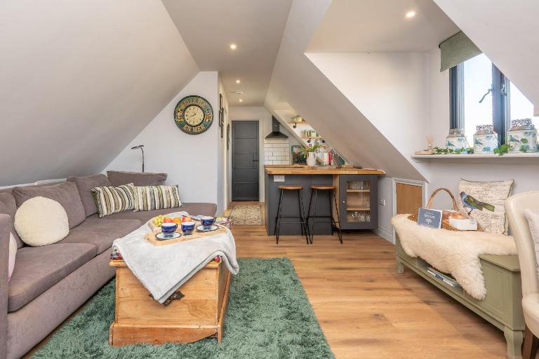 Stylish Loft Apartment - 5 Mins Holt - North Norfolk Coast - Firepit & Views - Bed and Breakfast Hempstead