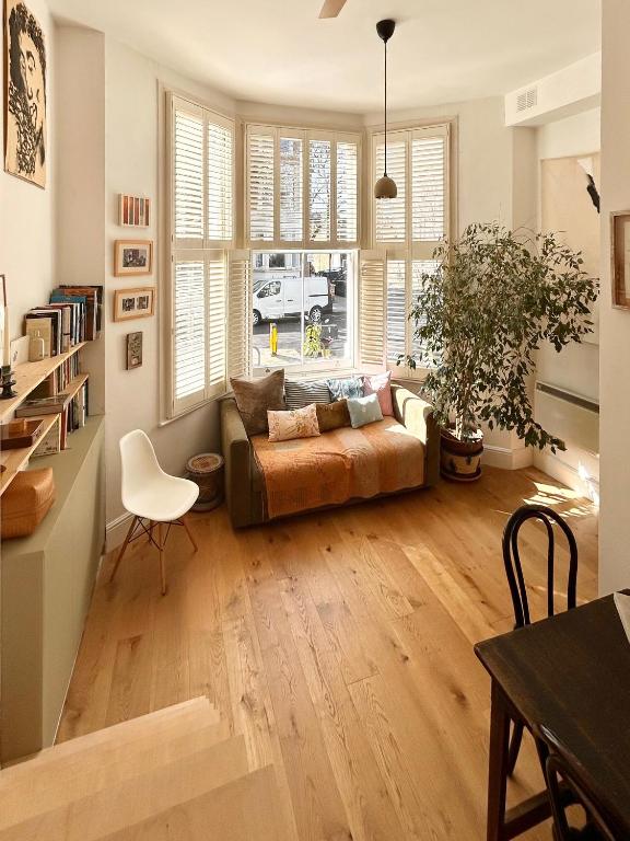 Gorgeous mezzanine studio steps to Olympia - B&B London