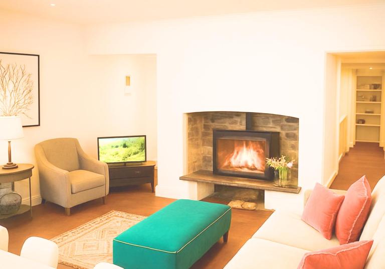 West Pallant Georgian Townhouse in City Centre with Courtyards, BBQ & Log Burners - Dogs Welcome! Chichester Holiday Properties - B&B Chichester