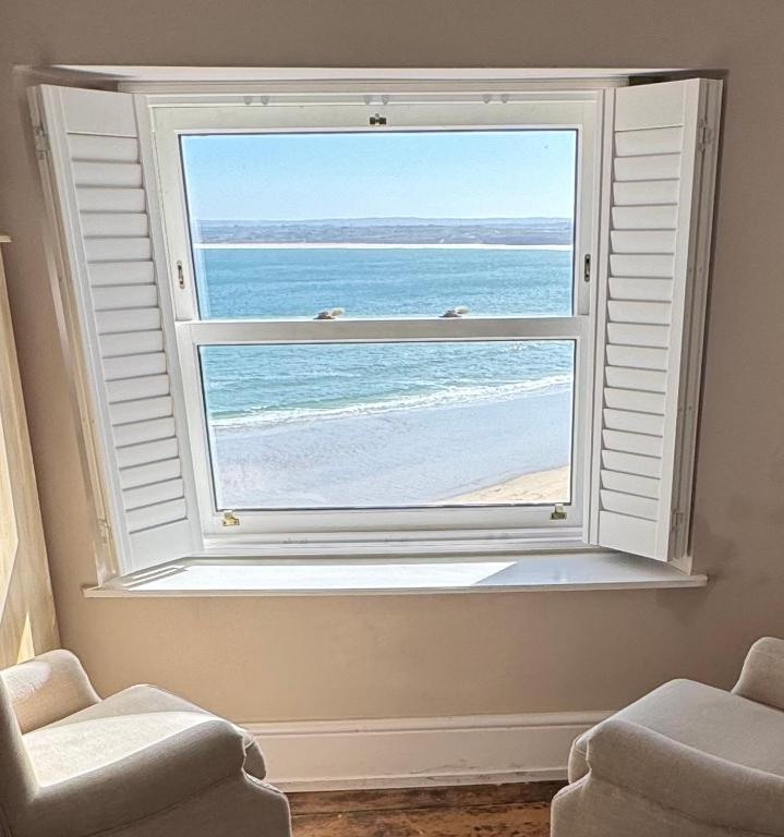 Minster Panorama & Minster Vista - - UNBROKEN BEACHFRONT VIEWS - - TWO STUNNING GEORGIAN HOUSES THAT CONNECT - - PRIVATE PARKING - - Beautifully Refurbished MARCH 2026 - B&B St Ives