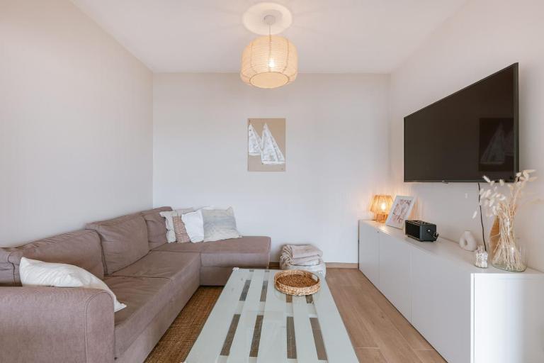 Modern Apartment with Balcony Near City Center - Ferienwohnung Ostende