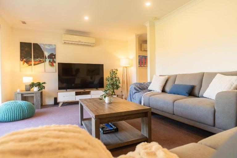 Peaceful 3BR Family Retreat Near Optus Std & Crown - B&B Perth