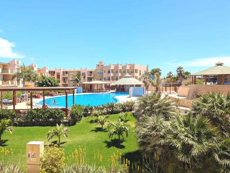 Lush Poolside - Tropical apt B01 - PointingCaboVerde - Bed and Breakfast Santa Maria