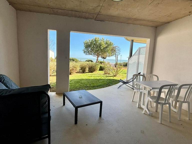 Appartement bord de mer avec accès plage, piscine, jacuzzi, 1 chambre, animaux admis, parking inclus - FR-1-194-253 - B&B La Tranche-sur-Mer