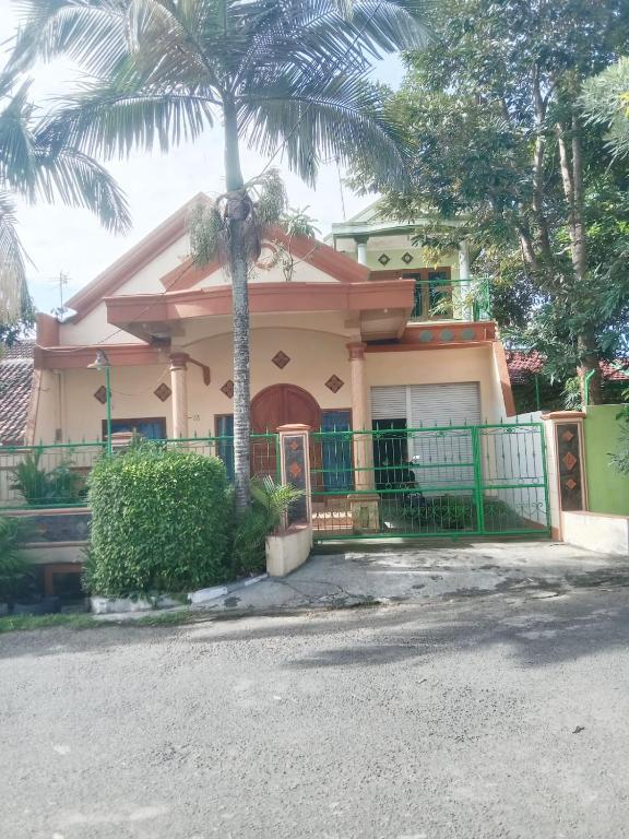 Thompson Guest House & Pet Hotel Banyuwangi - B&B Banyuwangi