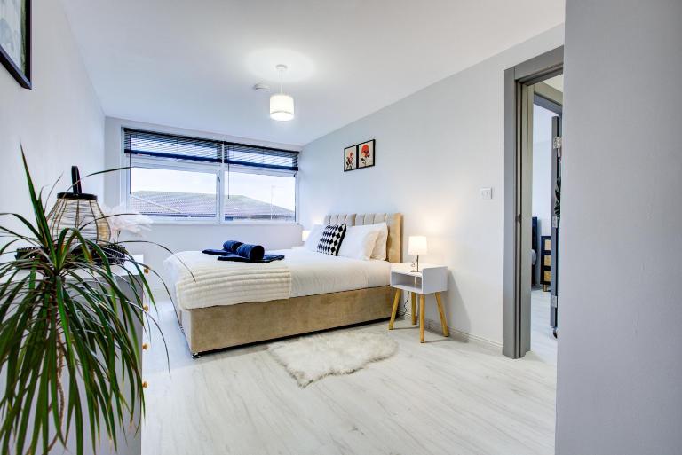 Modern 2 Bed in High Wycombe by ARP Homes, Ideal for Families or Business, Free Parking - B&B Sands