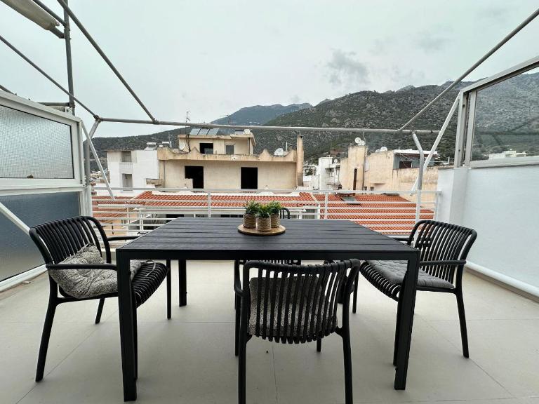Loutraki's Hideaway , 2 min walk to beach - Bed and Breakfast Loutráki