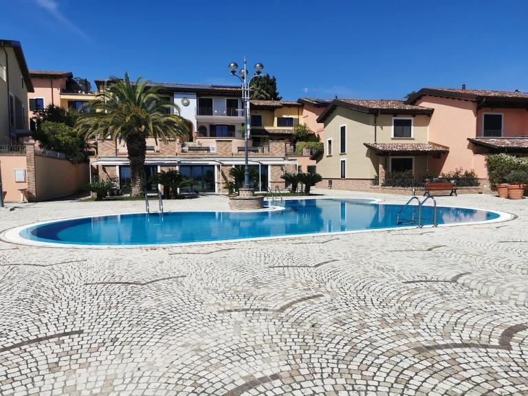 "Appartamento Il Gelsomino", vista panoramica, piscina idro, aria condizionata, parcheggio privato, patio esterno con barbecue - B&B Montone