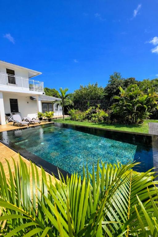 Vanilla Lodge Tropical Garden Suite with Outdoor Stone Bath & Bamboo Shower, inifinity pool - Bed and Breakfast Cap Malheureux