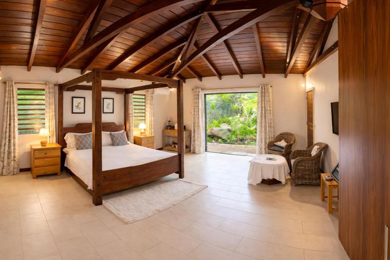 Cinnamon Room Four-Poster Bed, Freestanding Bath, Walk-In Shower & Infinity Pool - Bed and Breakfast Cap Malheureux